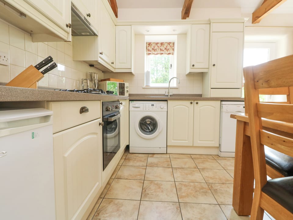 Cottage | Private kitchen | Dishwasher, cookware/dishes/utensils