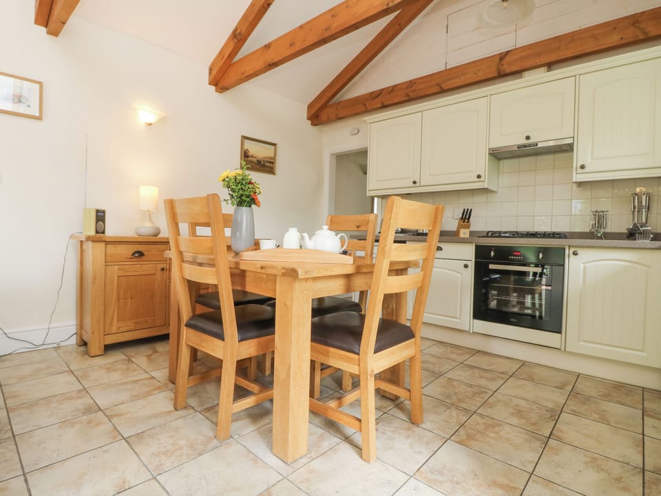 Cottage | Private kitchen | Dishwasher, cookware/dishes/utensils