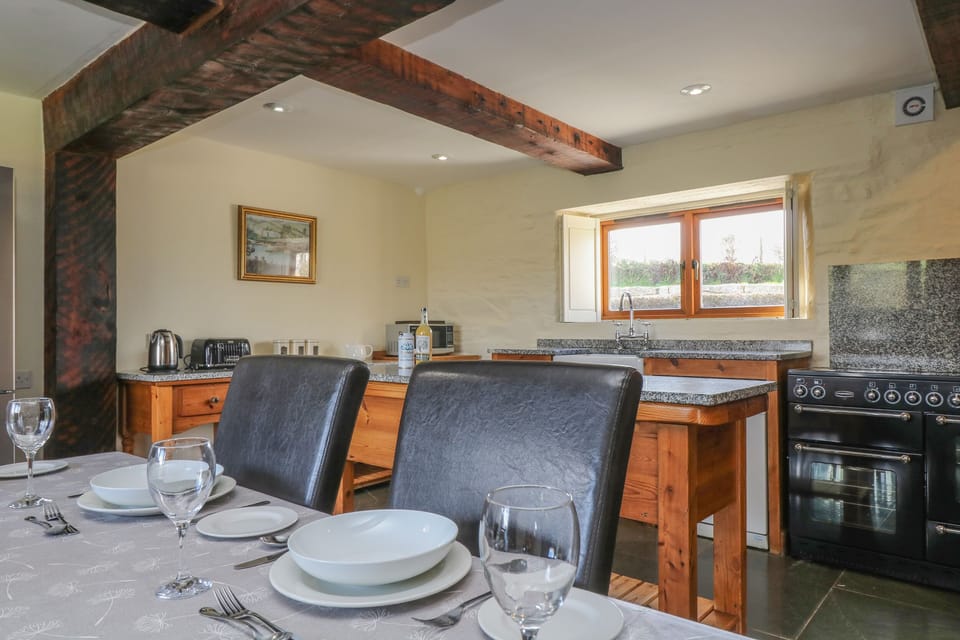 Cottage | Private kitchen | Dishwasher, cookware/dishes/utensils