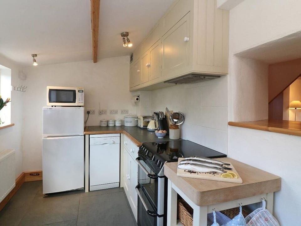 Cottage | Private kitchen | Fridge, dishwasher, highchair, cookware/dishes/utensils