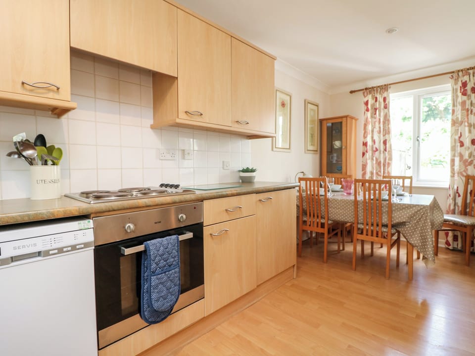 Cottage | Private kitchen | Dishwasher, cookware/dishes/utensils
