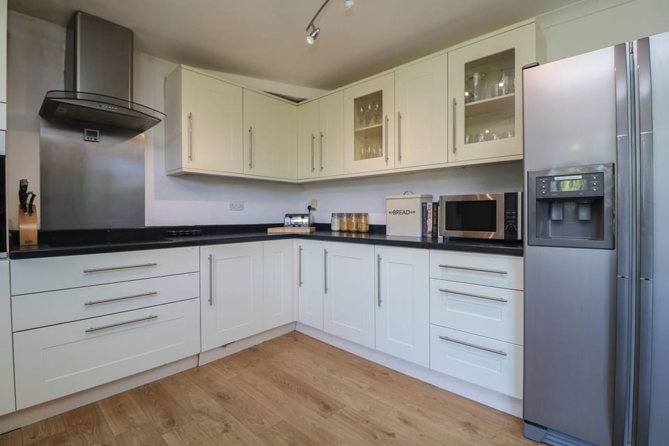 Cottage | Private kitchen | Dishwasher, highchair, cookware/dishes/utensils