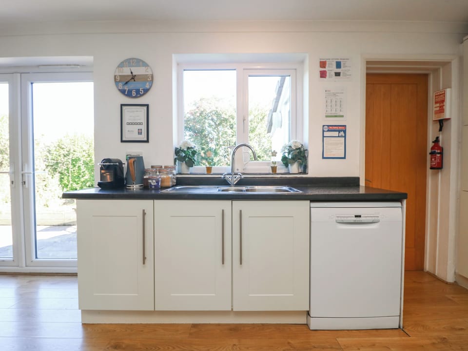 Cottage | Private kitchen | Dishwasher, highchair, cookware/dishes/utensils