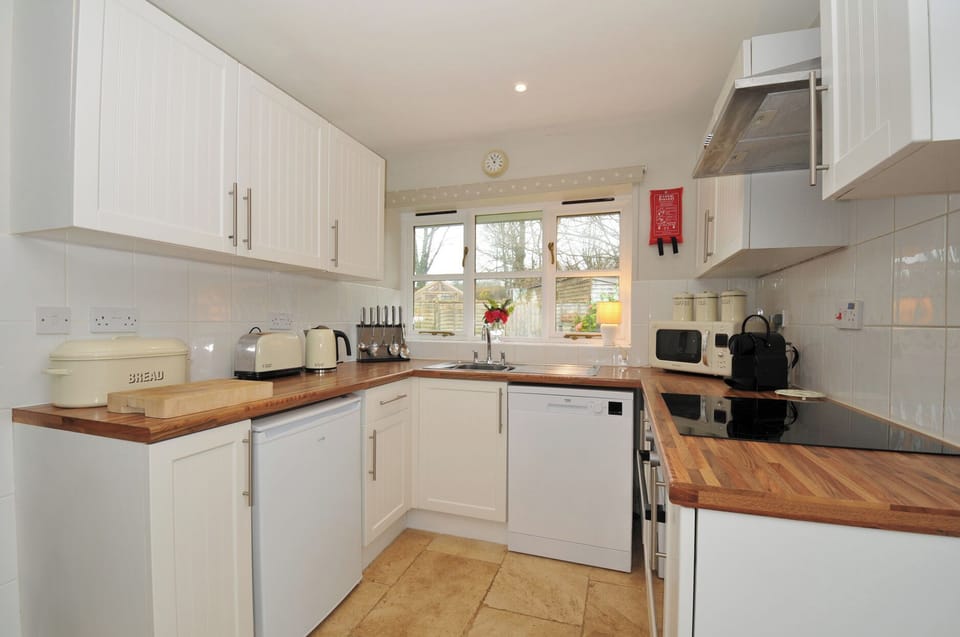 Cottage | Private kitchen | Stovetop, dishwasher, cookware/dishes/utensils