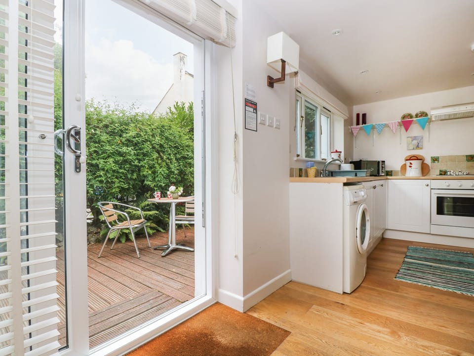 Cottage | Private kitchen | Stovetop, cookware/dishes/utensils