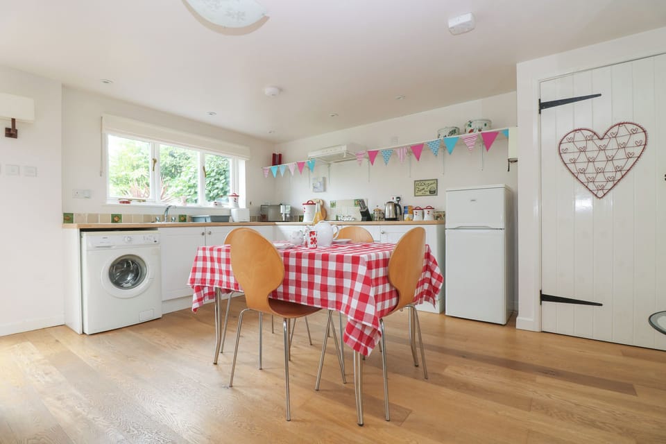 Cottage | Private kitchen | Stovetop, cookware/dishes/utensils
