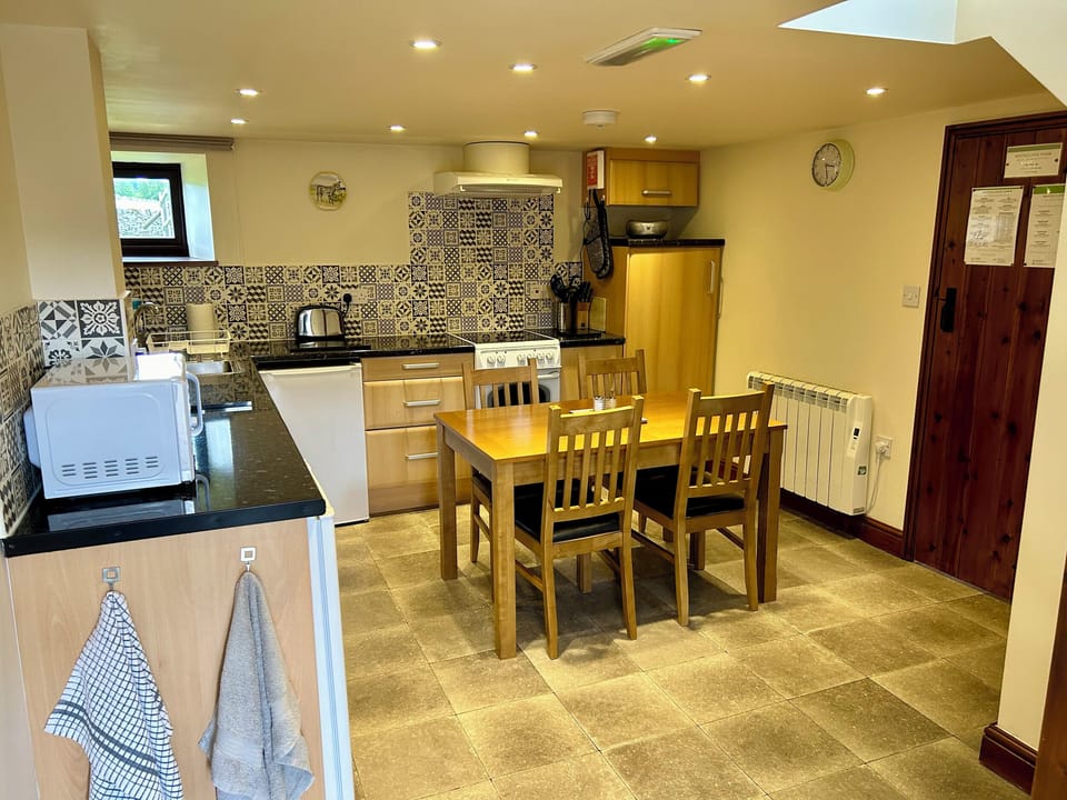 Cottage | Private kitchen | Dishwasher, highchair, cookware/dishes/utensils