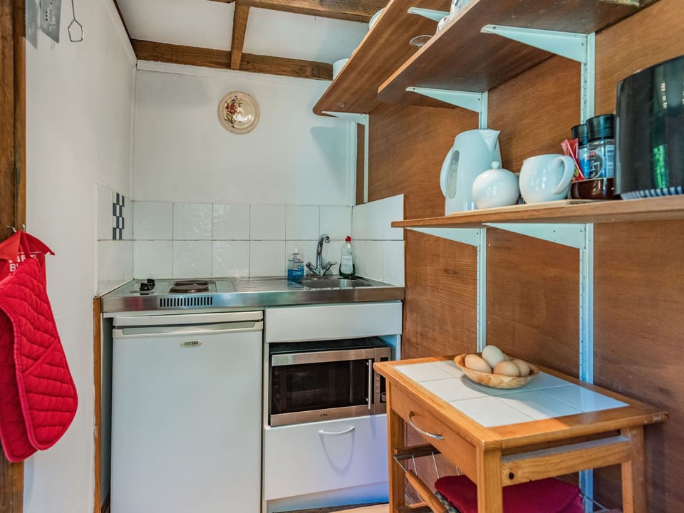 Cottage | Private kitchen | Stovetop, cookware/dishes/utensils
