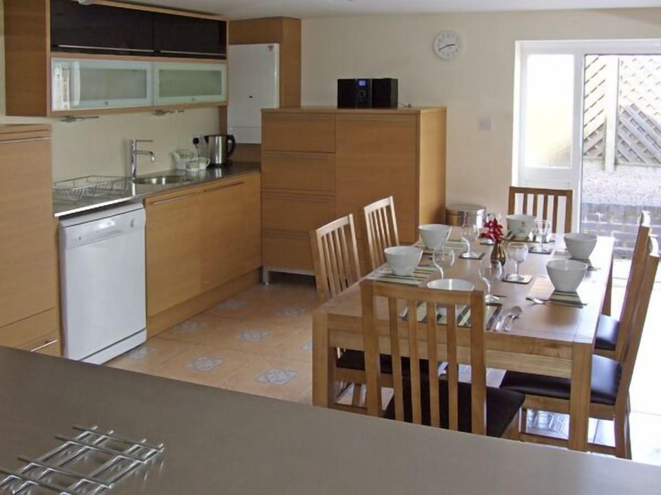 Cottage | Private kitchen | Stovetop, dishwasher, cookware/dishes/utensils