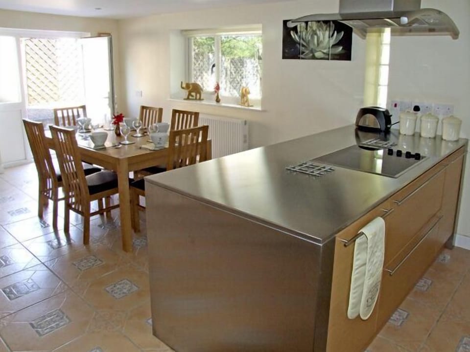 Cottage | Private kitchen | Stovetop, dishwasher, cookware/dishes/utensils