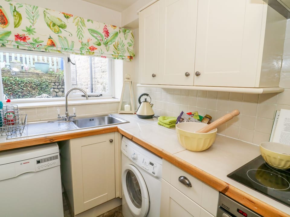 Cottage | Private kitchen | Stovetop, dishwasher, cookware/dishes/utensils