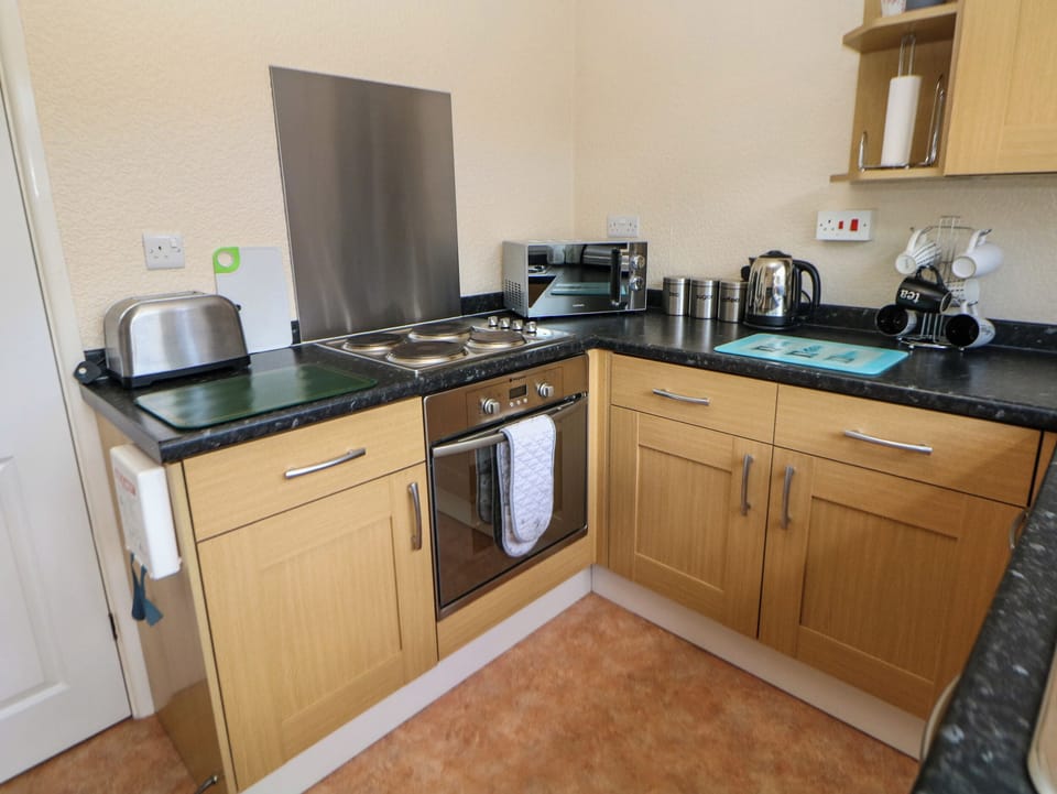 Cottage | Private kitchen | Fridge, microwave, stovetop, highchair