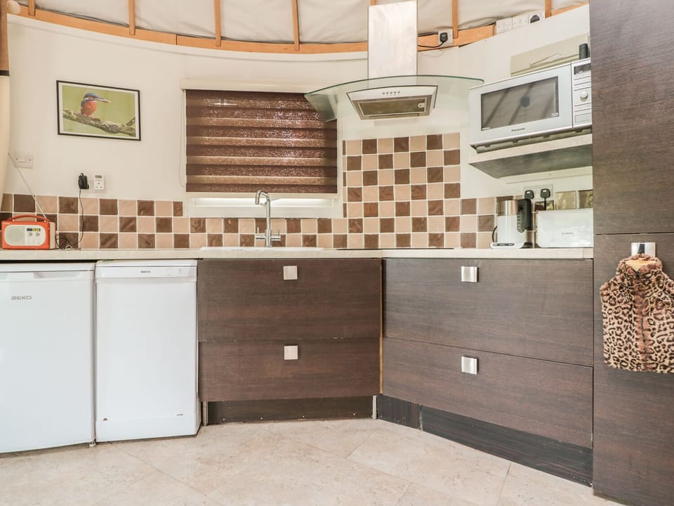 Cottage | Private kitchen | Dishwasher, cookware/dishes/utensils