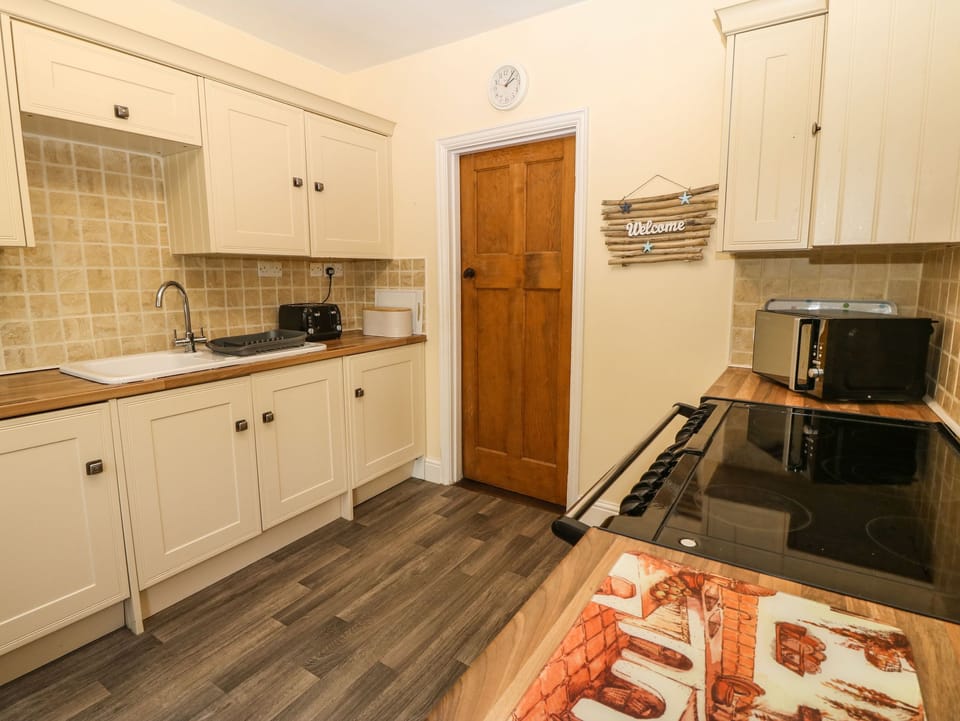 Cottage | Private kitchen | Fridge, microwave, stovetop, cookware/dishes/utensils