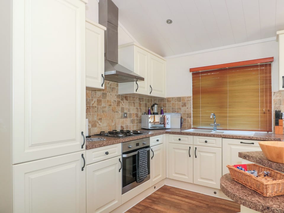 Cottage | Private kitchen | Dishwasher, toaster, cookware/dishes/utensils