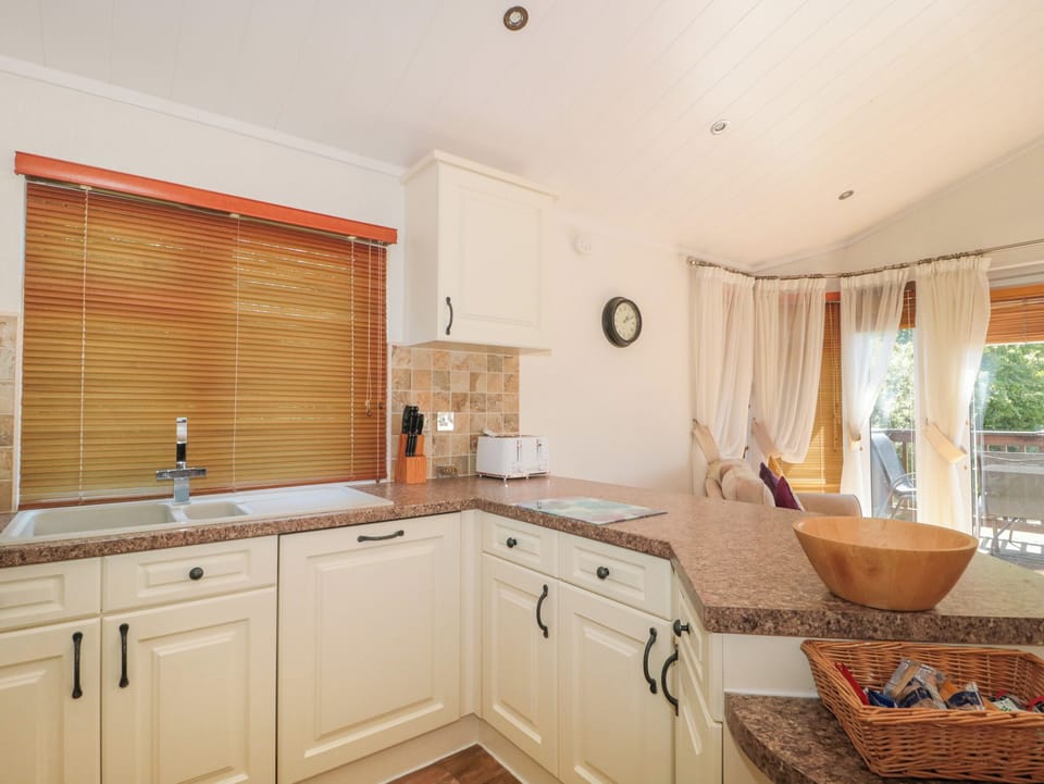 Cottage | Private kitchen | Dishwasher, toaster, cookware/dishes/utensils