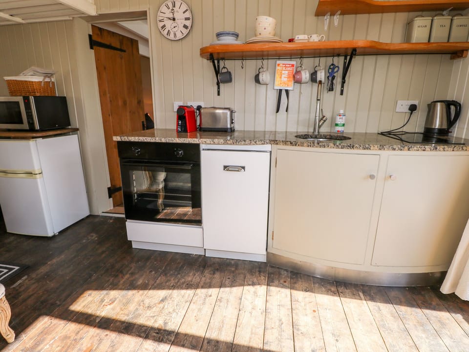 Cottage | Private kitchen | Toaster, cookware/dishes/utensils