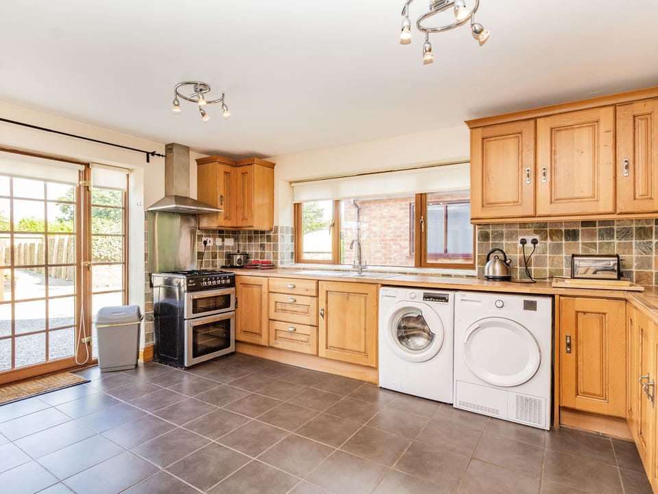 Cottage | Private kitchen | Fridge, microwave, stovetop, toaster