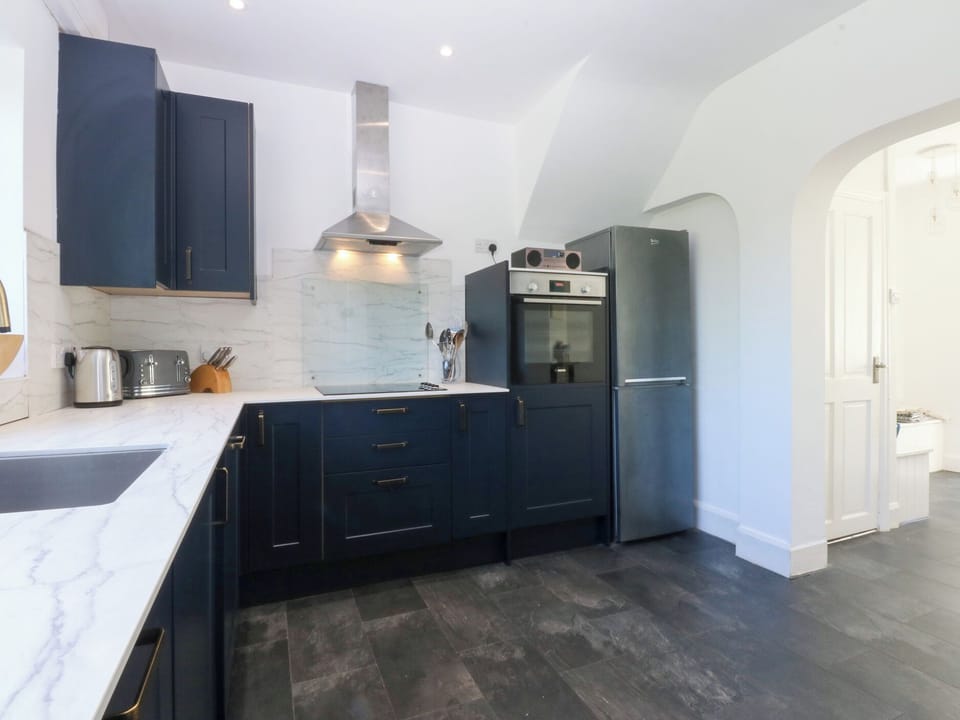 Cottage | Private kitchen | Fridge, microwave, stovetop, dishwasher