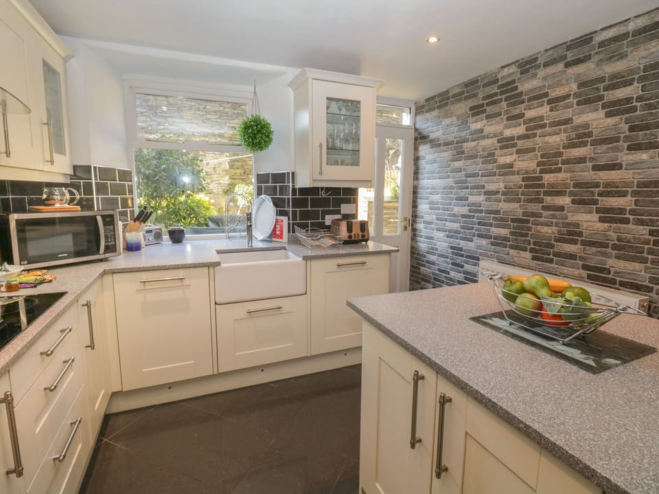 Cottage | Private kitchen | Fridge, oven, stovetop, dishwasher