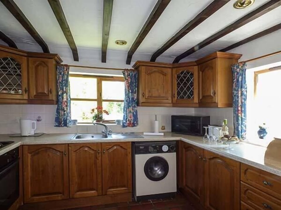 Cottage | Private kitchen | Fridge, microwave, stovetop, cookware/dishes/utensils
