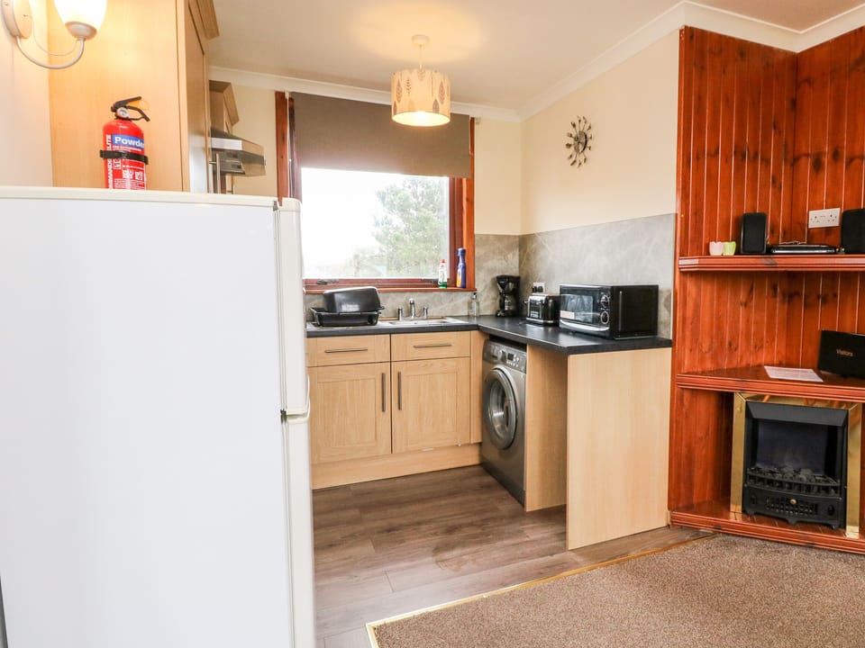 Cottage | Private kitchen | Stovetop, highchair, cookware/dishes/utensils