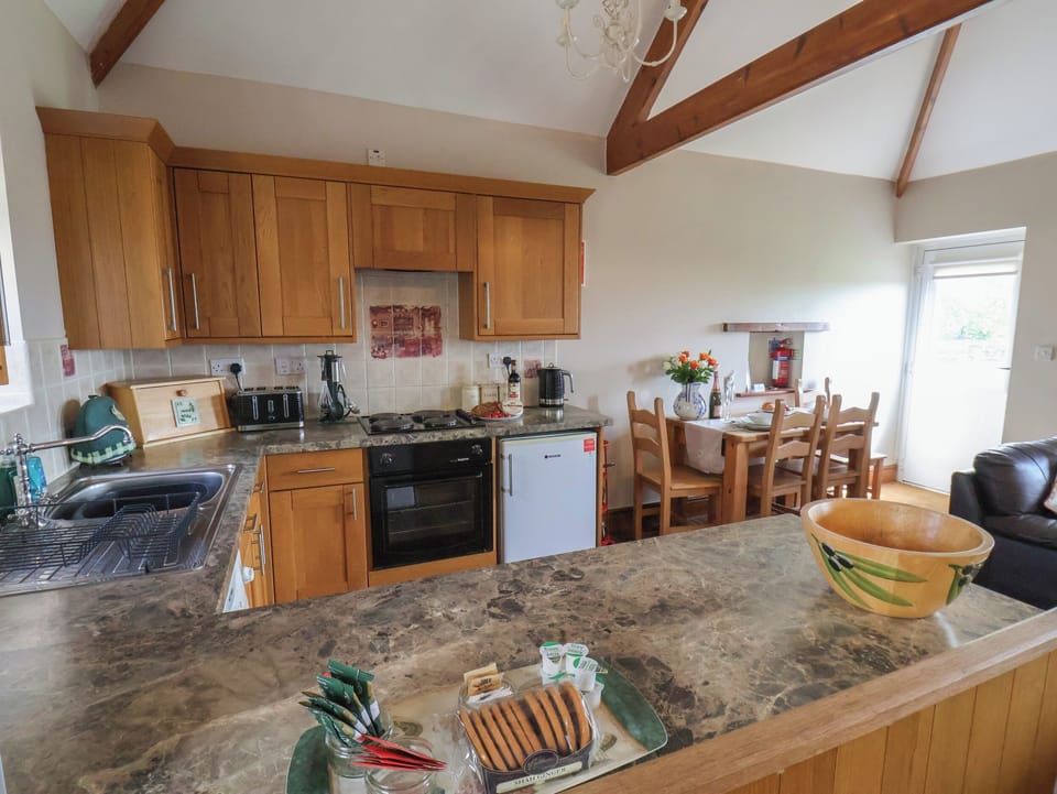 Cottage | Private kitchen | Fridge, dishwasher, highchair, cookware/dishes/utensils