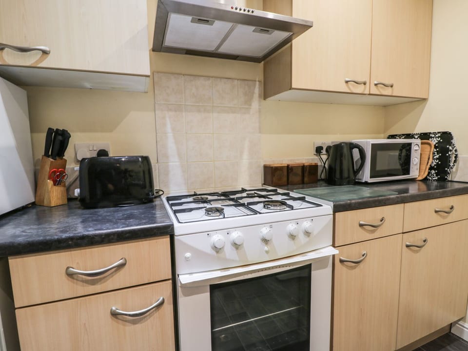 Cottage | Private kitchen | Stovetop, cookware/dishes/utensils