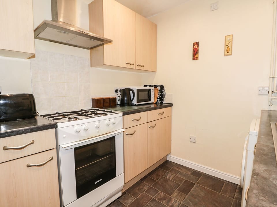 Cottage | Private kitchen | Stovetop, cookware/dishes/utensils