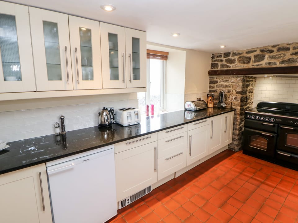 Cottage | Private kitchen | Stovetop, highchair, cookware/dishes/utensils