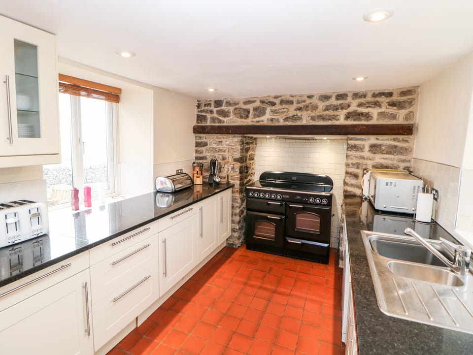 Cottage | Private kitchen | Stovetop, highchair, cookware/dishes/utensils
