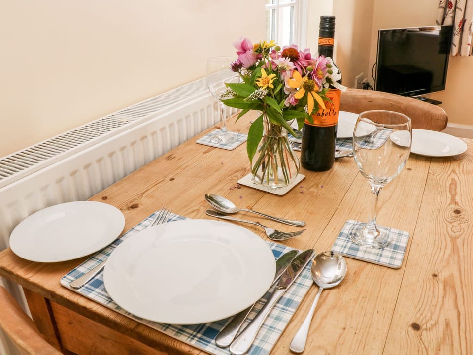 Cottage | Private kitchen | Dishwasher, cookware/dishes/utensils