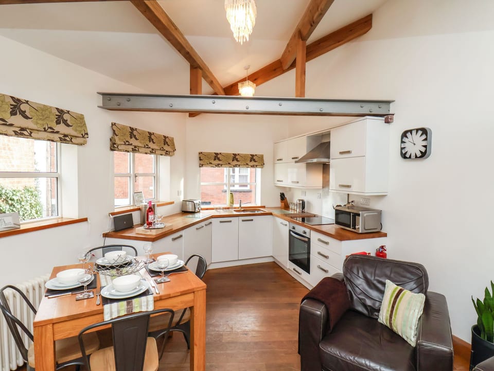 Cottage | Private kitchen | Dishwasher, highchair, cookware/dishes/utensils