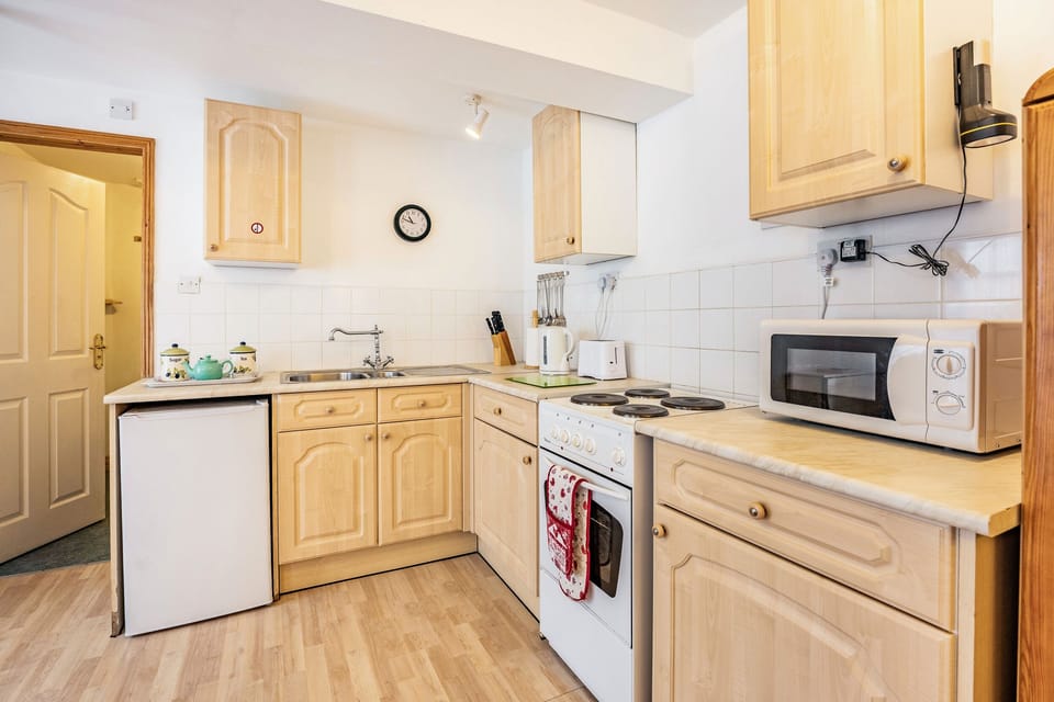 Cottage | Private kitchen | Stovetop, cookware/dishes/utensils