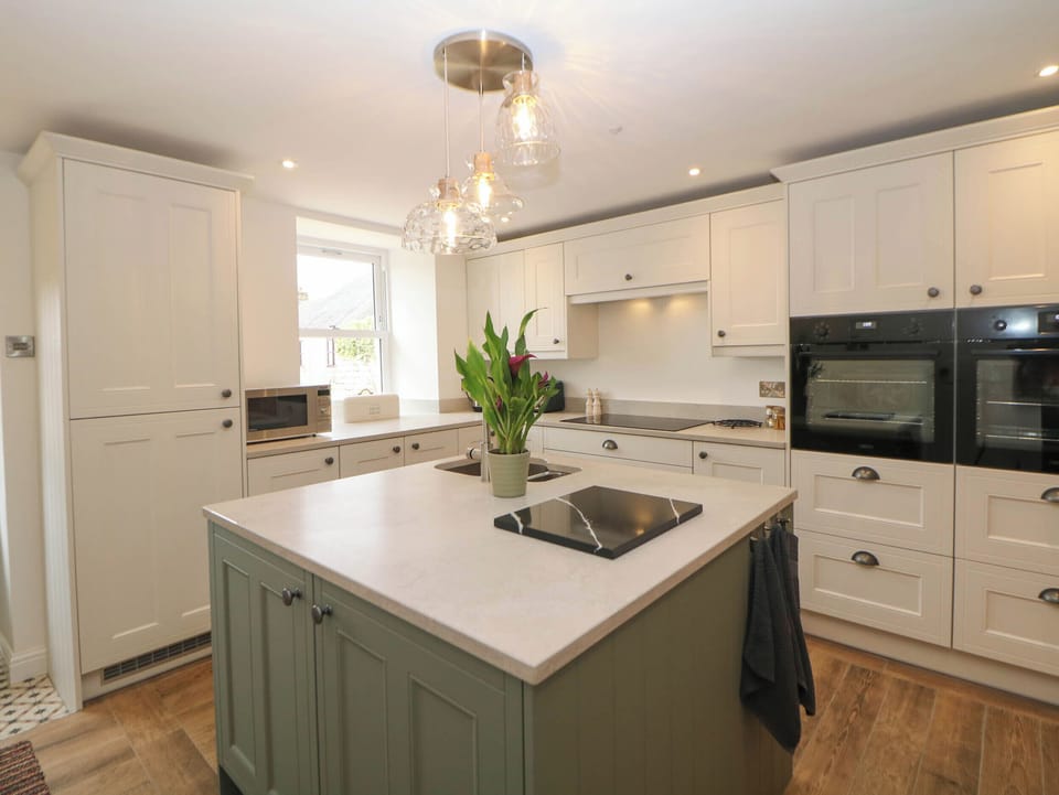 Cottage | Private kitchen | Fridge, stovetop, dishwasher, electric kettle