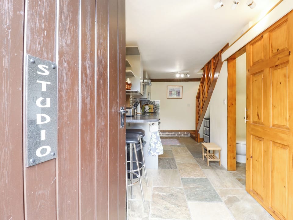 Cottage | Private kitchen | Stovetop, cookware/dishes/utensils