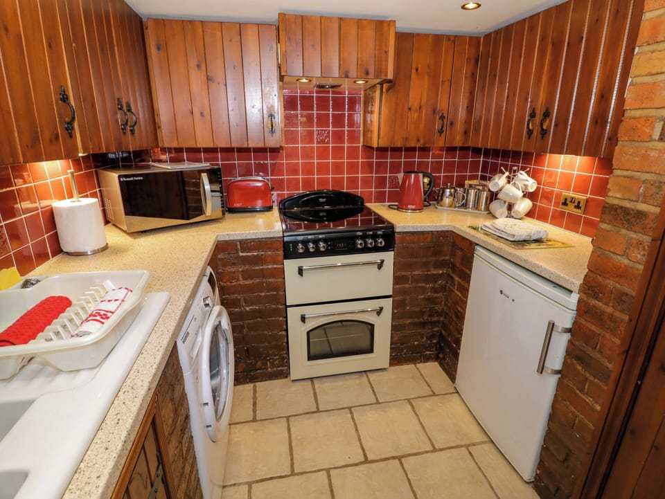 Cottage | Private kitchen | Stovetop, cookware/dishes/utensils