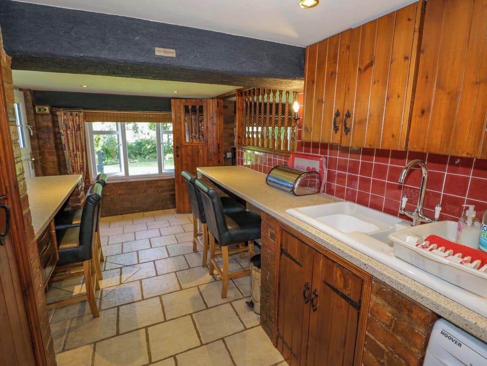 Cottage | Private kitchen | Stovetop, cookware/dishes/utensils