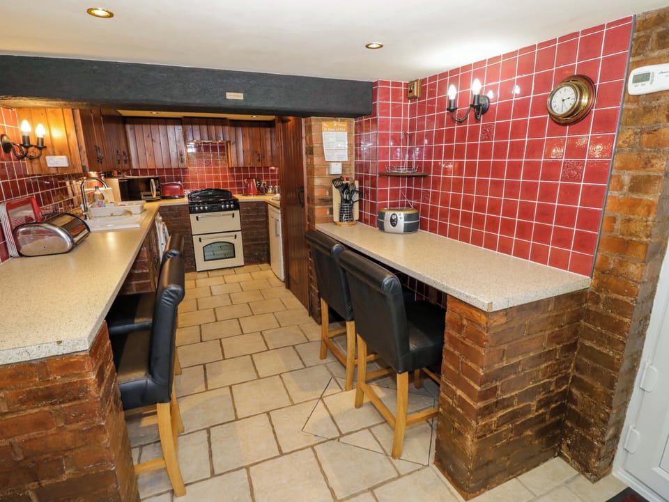Cottage | Private kitchen | Stovetop, cookware/dishes/utensils