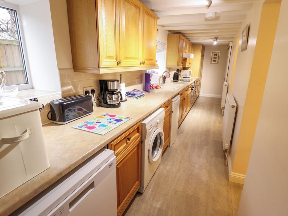 Cottage | Private kitchen | Stovetop, dishwasher, cookware/dishes/utensils