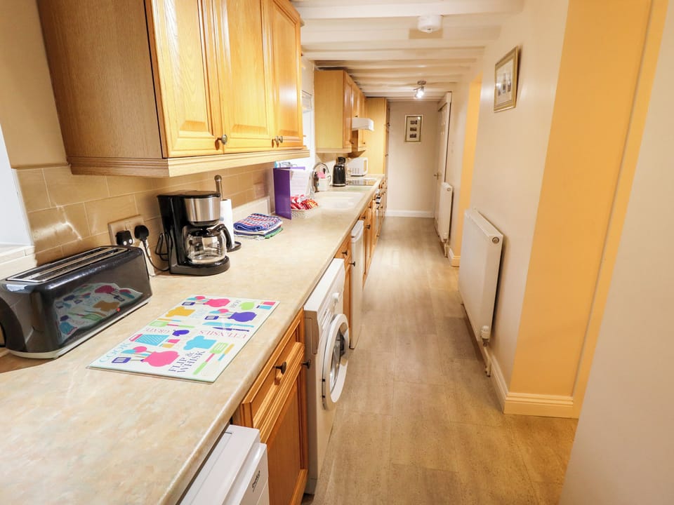Cottage | Private kitchen | Stovetop, dishwasher, cookware/dishes/utensils