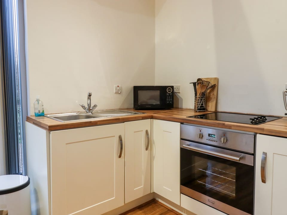 Cottage | Private kitchen | Oven, stovetop, cookware/dishes/utensils