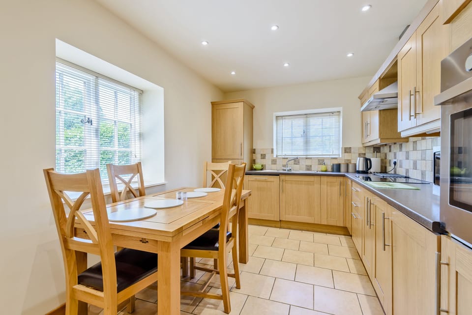 Cottage | Private kitchen | Dishwasher, cookware/dishes/utensils