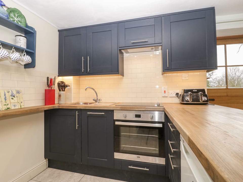 Cottage | Private kitchen | Stovetop, dishwasher, cookware/dishes/utensils