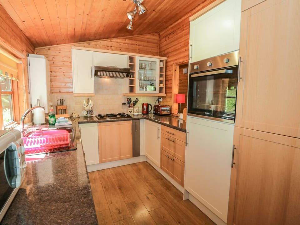 Cottage | Private kitchen | Fridge, oven, stovetop, highchair