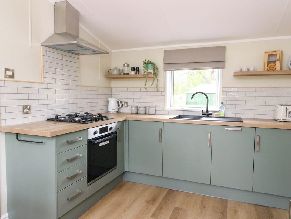 Cottage | Private kitchen | Fridge, microwave, stovetop, toaster