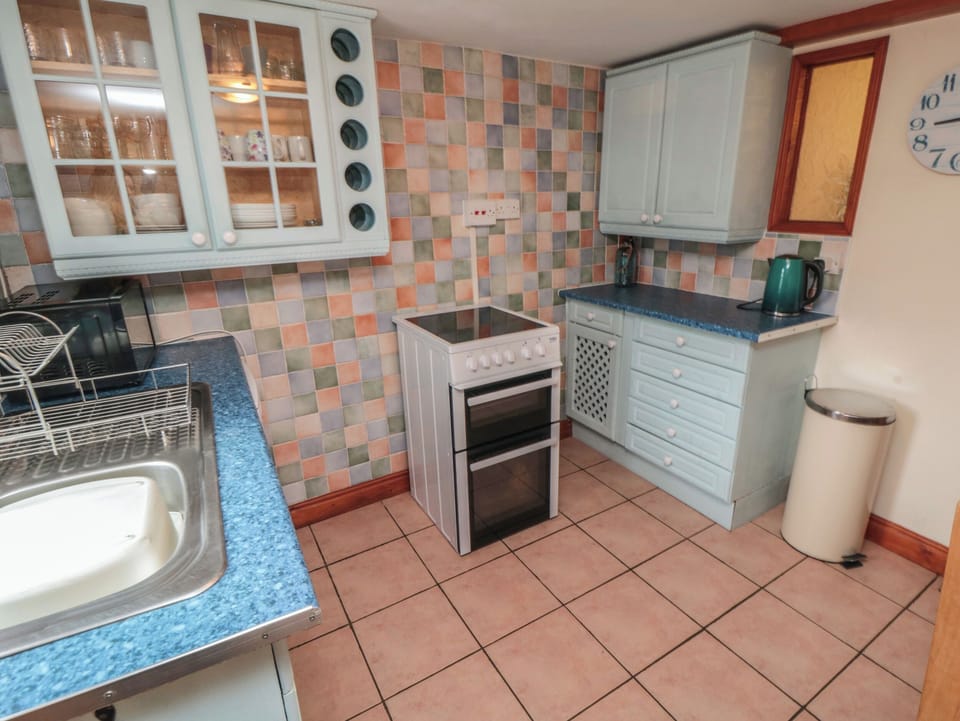 Cottage | Private kitchen | Stovetop, highchair, cookware/dishes/utensils