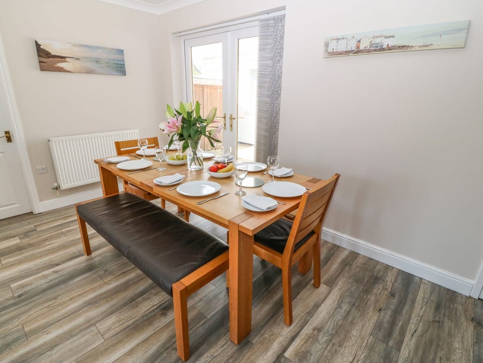 Cottage | Private kitchen | Stovetop, dishwasher, highchair, cookware/dishes/utensils