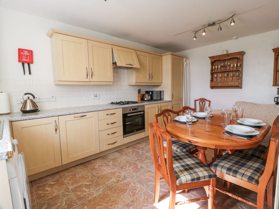 Cottage | Private kitchen | Stovetop, dishwasher, highchair, cookware/dishes/utensils