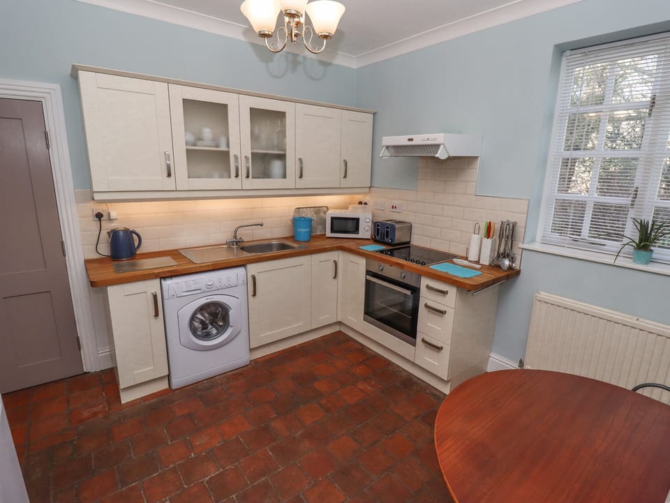 Cottage | Private kitchen | Fridge, microwave, stovetop, toaster